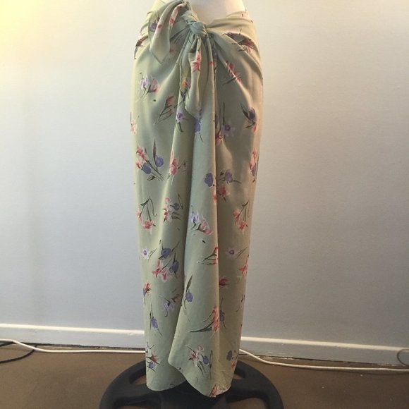 🌸 Elevate Your Wardrobe with the Todd Thompson Green Floral Faux Wrap Skirt! 🌸 - Picture 10 of 13